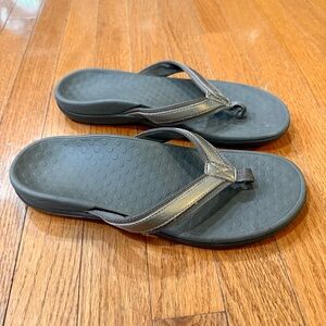 Vionic Tide II Bronze Toe Post Sandals Womens 10 Flip Flops Thongs Orthopedic